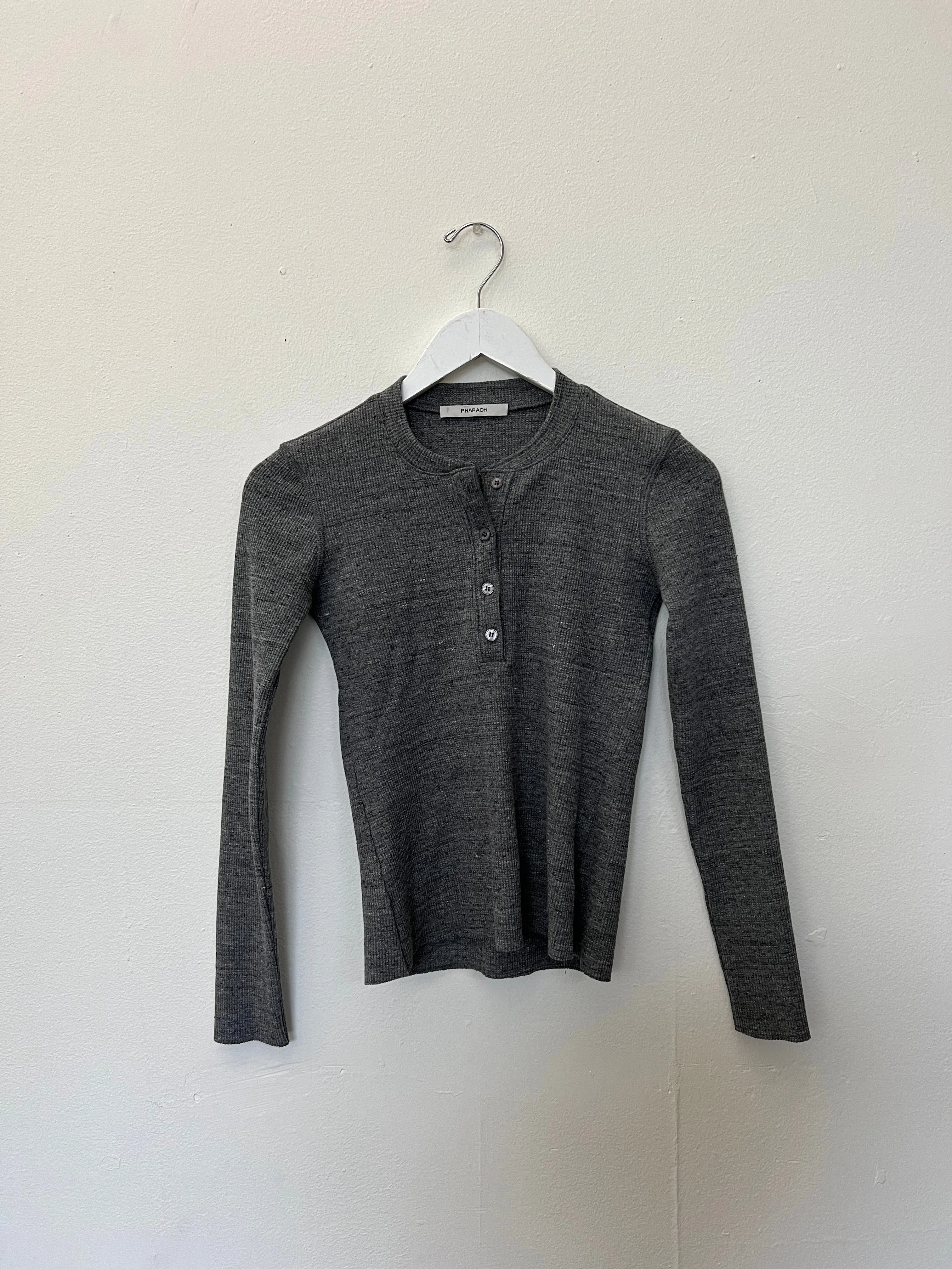 Jude Henley in Lightweight Thermal - Dark Heather Grey